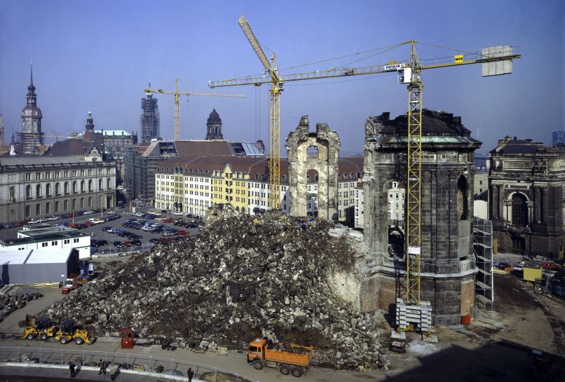 Zum Ende des zweiten Weltkrieges wird die Frauenkirche zerstört. Auf dem Bild sind die Trümmer und Überreste der Kirche zu sehen.